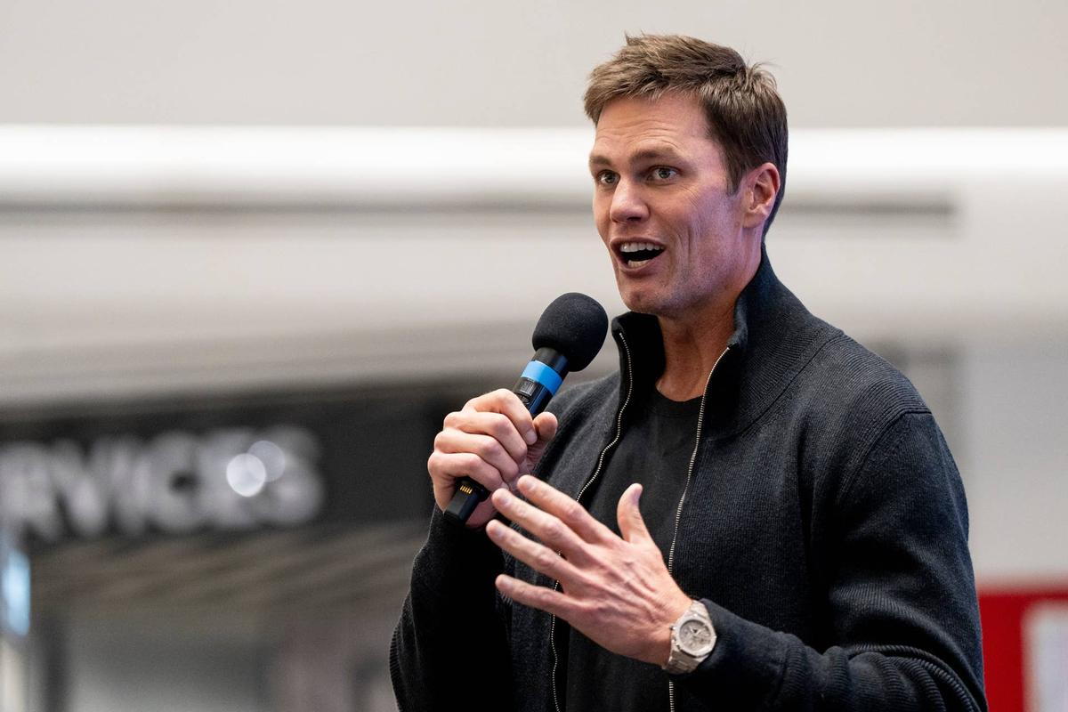  NFL legendary quarterback Tom Brady speaking to a crowd. © Anne-Marie Caruso/NorthJersey.com / USA TODAY NETWORK via Imagn Images