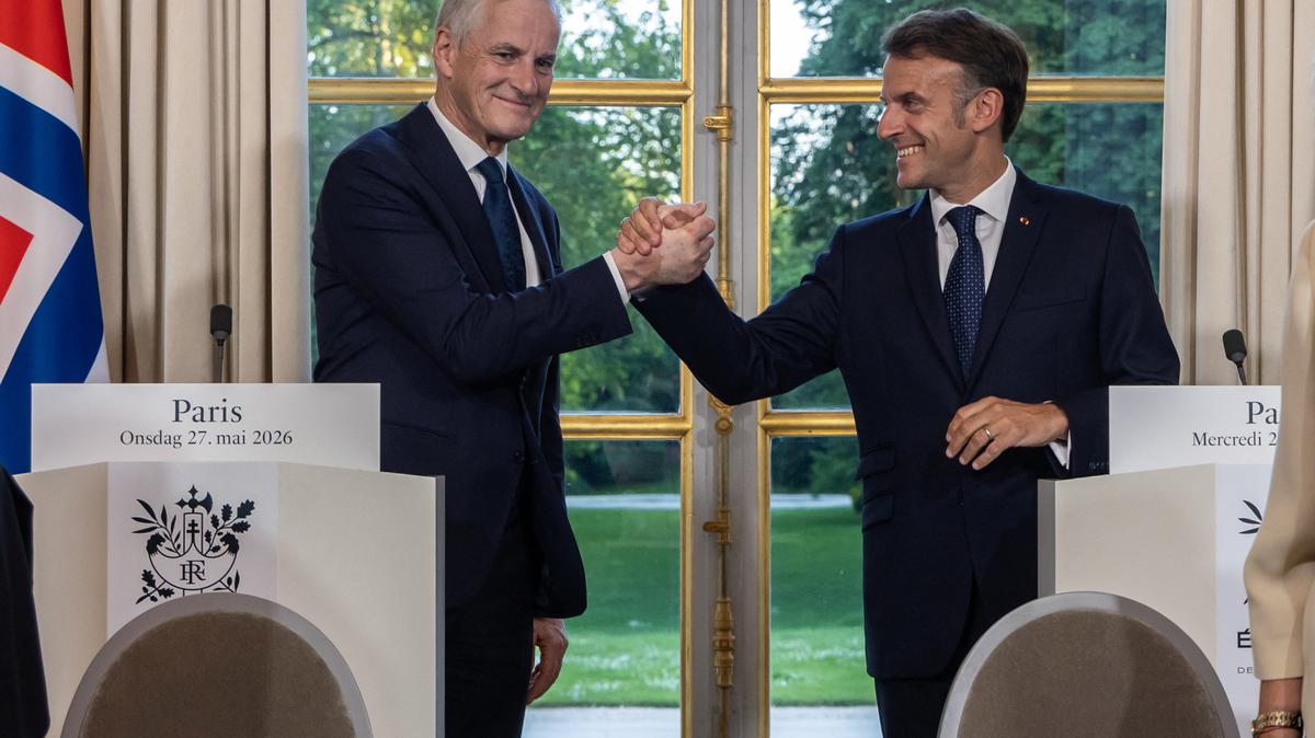 France's President Emmanuel Macron and Norway's Prime Minister Jonas Gahr Stoere shake hands after an agreement signing ceremony prior to a working dinner at the Elysee Palace in Paris, France, 27 May 2026.  CHRISTOPHE PETIT TESSON/Pool via REUTERS