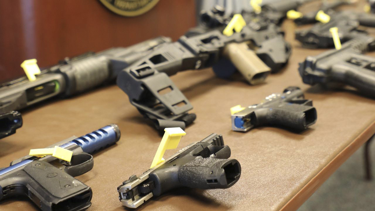 Armas ilegales incautadas por agentes del Departamento de Justicia son mostradas durante una conferencia de prensa en Sacramento, California, el miércoles 30 de marzo de 2022. Un juez en Florida, en un caso no relacionado, condenó a un hombre a 200 mese de cárcel por suministrar armas a una red internacional de contrabando de armas.