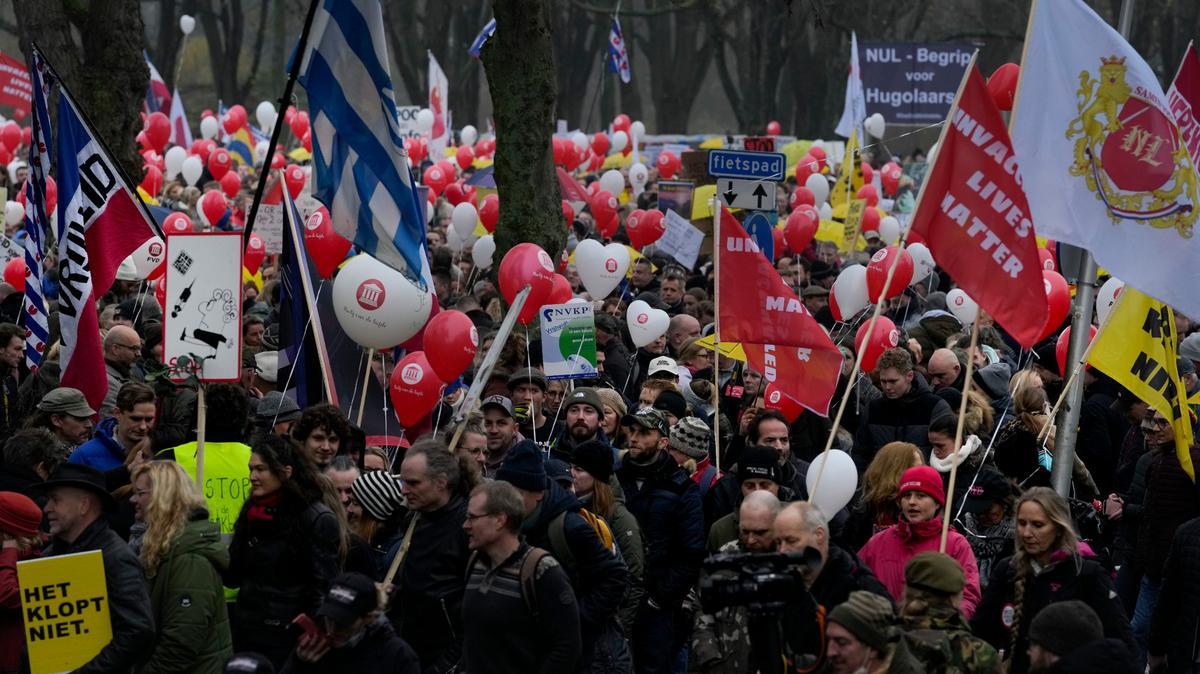Un cartel, en la derecha, dice: “Las vidas de los no vacunados importan” durante una manifestación en Utrecht, Holanda, el sábado 4 de diciembre de 2021, para protestar contra las restricciones y el confinamiento impuestos por el coronavirus. (AP Foto/Peter Dejong)