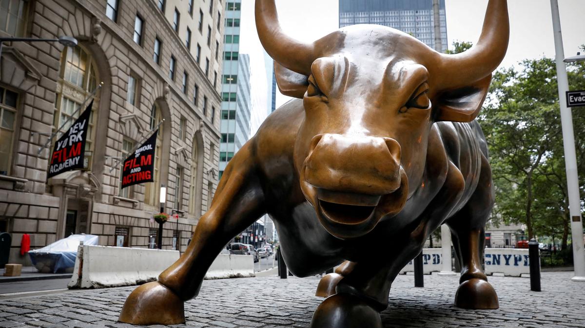 FILE PHOTO: The Charging Bull statue, also known as the Wall St. Bull, is seen in the financial district of New York City, U.S., August 18, 2018.  REUTERS/Brendan McDermid/File Photo