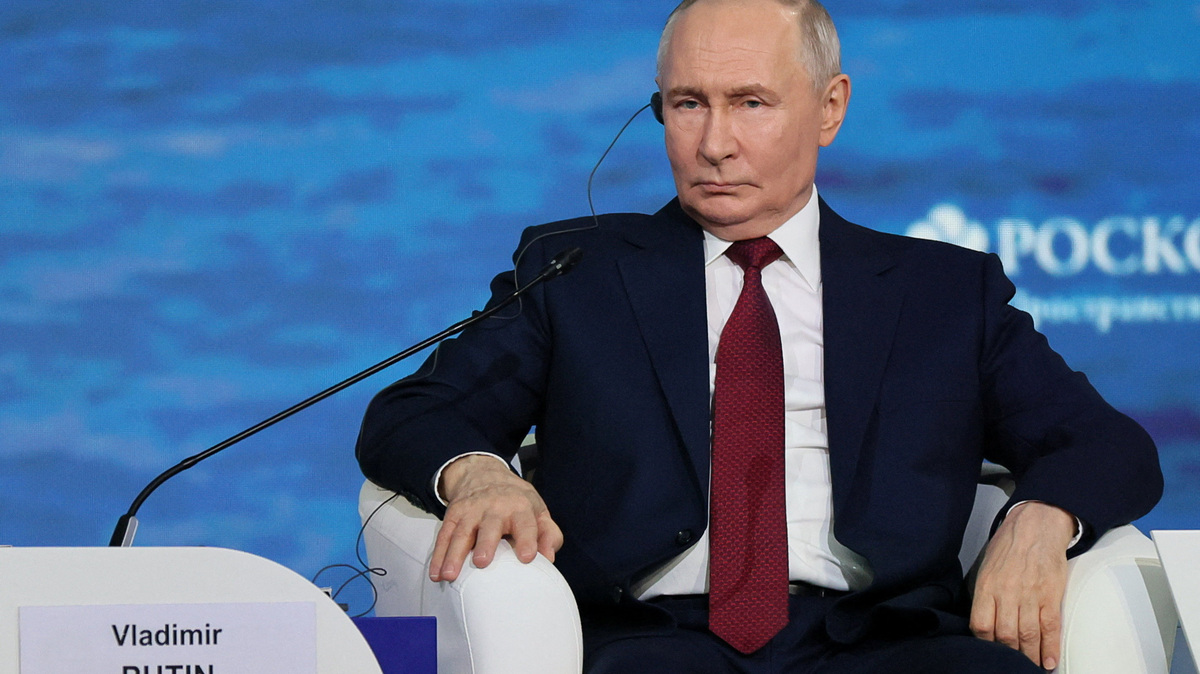 Russia's President Vladimir Putin attends a plenary session of the St. Petersburg International Economic Forum (SPIEF) in Saint Petersburg, Russia June 5, 2026. REUTERS/Anastasia Barashkova