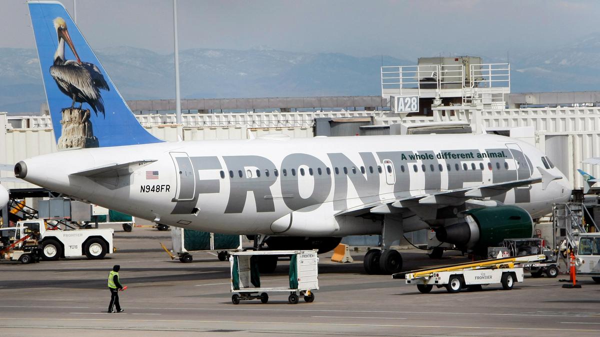 FILE PHOTO: A Frontier Airlines Airbus A319-100 jet loads at the Denver International Airport April 11, 2008.  REUTERS/Rick Wilking/File Photo