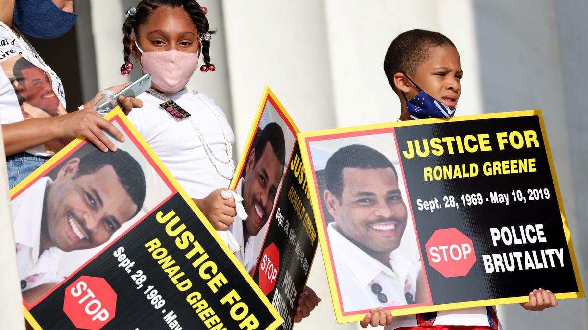Family members of Ronald Greene listen to speakers as they gather at the Lincoln Memorial during the 'Get Your Knee Off Our Necks' march in support of racial justice in Washington, U.S., August 28, 2020. Michael M. Santiago/Pool via REUTERS/File Photo
