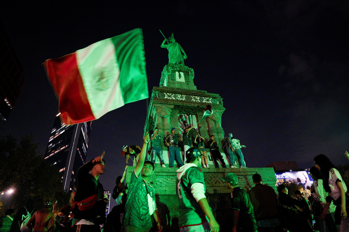 Los aficionados celebran la victoria de México frente a Corea del Sur, tras una proyección pública durante la Copa del Mundo de la FIFA 2026, en Ciudad de México, México, el 18 de junio de 2026. REUTERS/Armando Vega