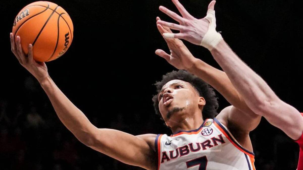  Auburn Tigers guard Keyshawn Hall (7) goes up for a basket against Illinois State Redbirds forward Brandon Lieb (12) on Thursday, April 2, 2026, during an NIT semifinals matchup at Hinkle Fieldhouse in Indianapolis. | Grace Smith/IndyStar / USA TODAY NETWORK via Imagn Images 