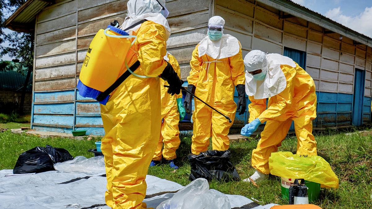 Red Cross workers disinfect after handling the body of a person who died of Ebola, as aid agencies intensify efforts to contain a new Ebola outbreak involving the Bundibugyo strain, at the Centre Medical Evangelique (CME) in Hoho commune of Bunia, Ituri province, Democratic Republic of Congo, May 21, 2026. REUTERS/Gradel Muyisa Mumbere