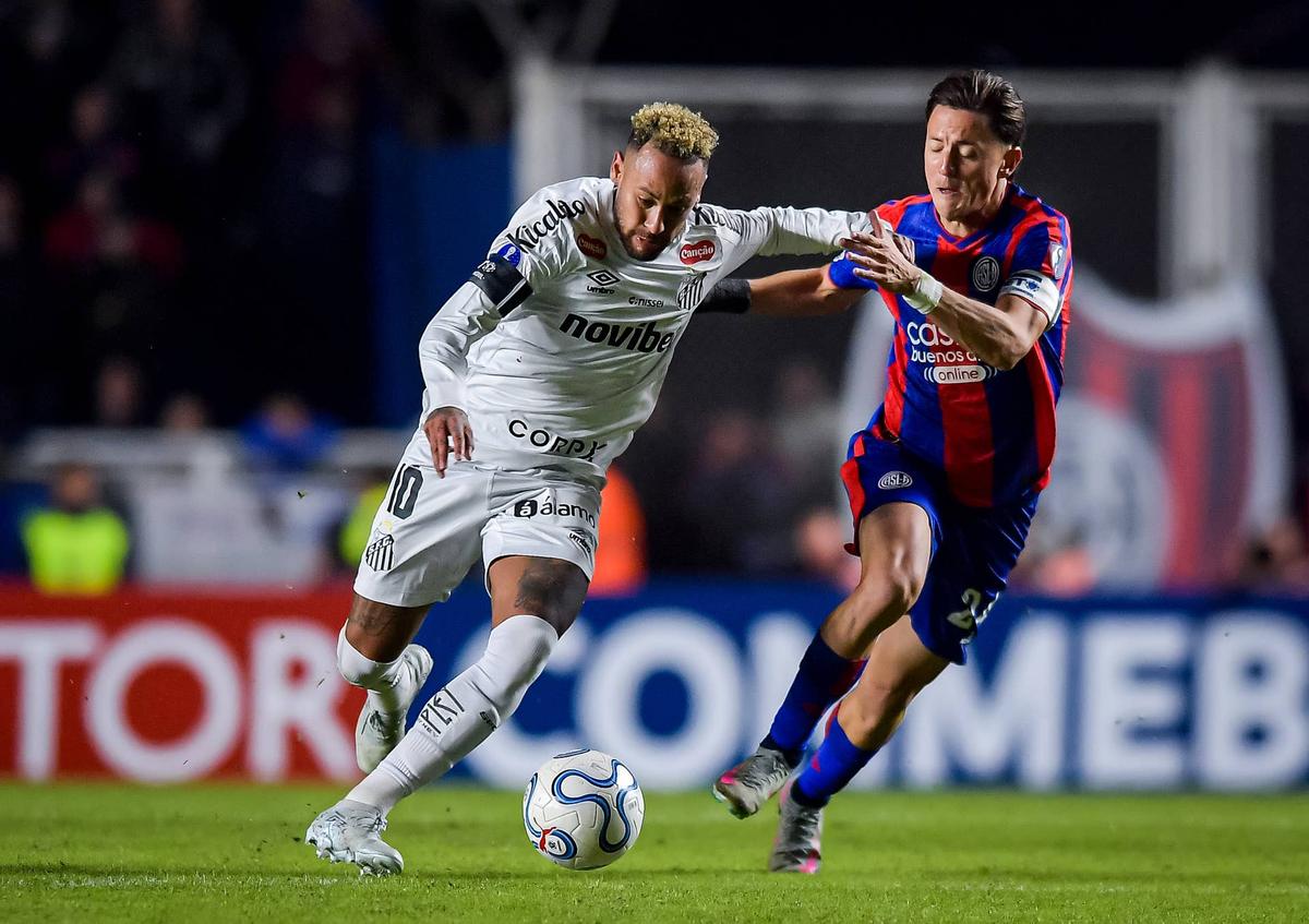  Neymar Jr. of Santos competes for the ball with Nicolas Tripichio of San Lorenzo during a Copa CONMEBOL Sudamericana 2026 group D match between San Lorenzo and Santos at Pedro Bidegain Stadium on April 28, 2026 in Buenos Aires, Argentina. (Photo by Marcelo Endelli/Getty Images) Photo by Marcelo Endelli/Getty Images