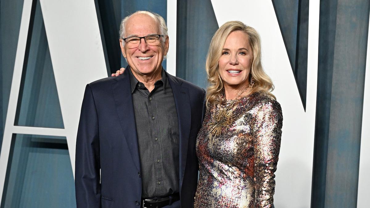 BEVERLY HILLS, CALIFORNIA - MARCH 27: Jimmy Buffett and Jane Slagsvol attend the 2022 Vanity Fair Oscar Party hosted by Radhika Jones at Wallis Annenberg Center for the Performing Arts on March 27, 2022 in Beverly Hills, California. (Photo by Axelle/Bauer-Griffin/FilmMagic)