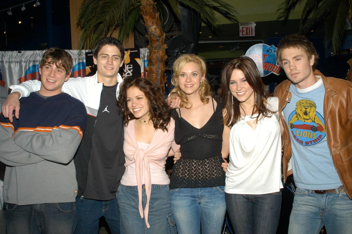  One Tree Hill's Bryan Greenberg, James Lafferty, Bethany Joy Lenz, Hilarie Burton, Sophia Bush, Chad Michael Murray in 2004Lawrence Lucier/FilmMagic 