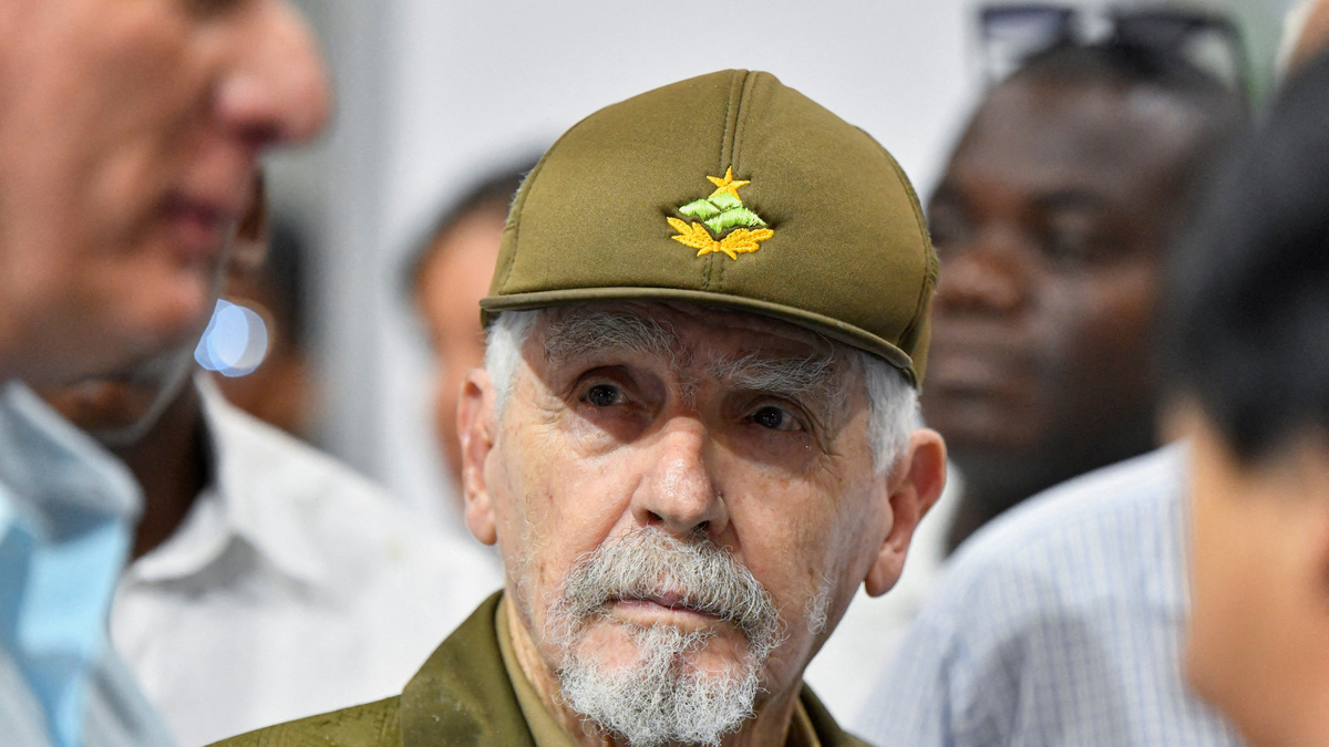 FILE PHOTO: Commander of the Revolution and Cuba's former Vice President Ramiro Valdes looks at Cuba's President Miguel Diaz-Canel during a visit to the 3rd International Exhibition of Renewable Energy and Energy Efficiency, in Havana, Cuba September 20, 2024. REUTERS/Norlys Perez/File Photo