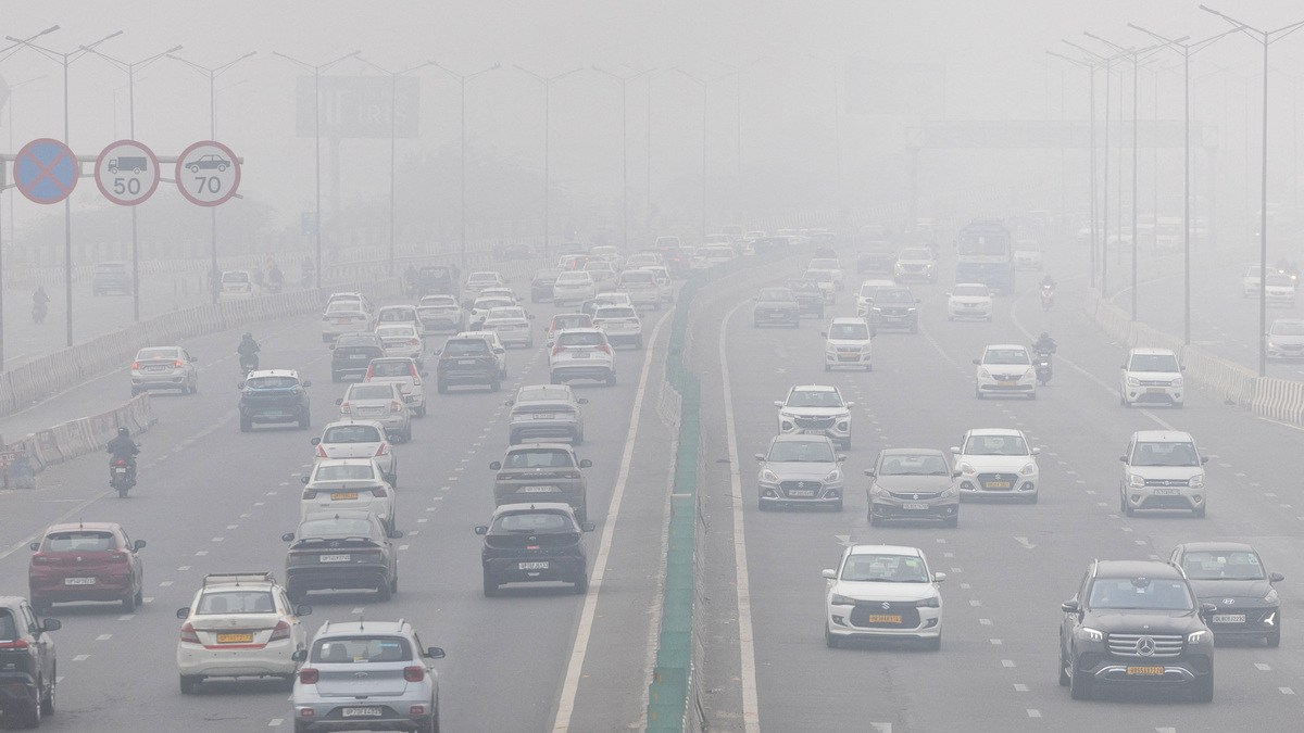 FILE PHOTO: Traffic moves along a highway amidst air pollution in New Delhi, India, December 18, 2025. REUTERS/Adnan Abidi/File Photo