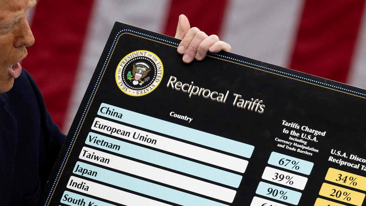 FILE PHOTO: U.S. President Donald Trump delivers remarks on tariffs in the Rose Garden at the White House in Washington, D.C., U.S., April 2, 2025. REUTERS/Carlos Barria/File Photo
