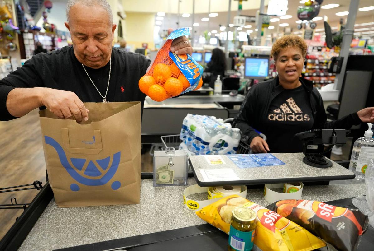  Krogers offers veterans and active duty military a 10% discount on Memorial Day and Veterans Day. 
