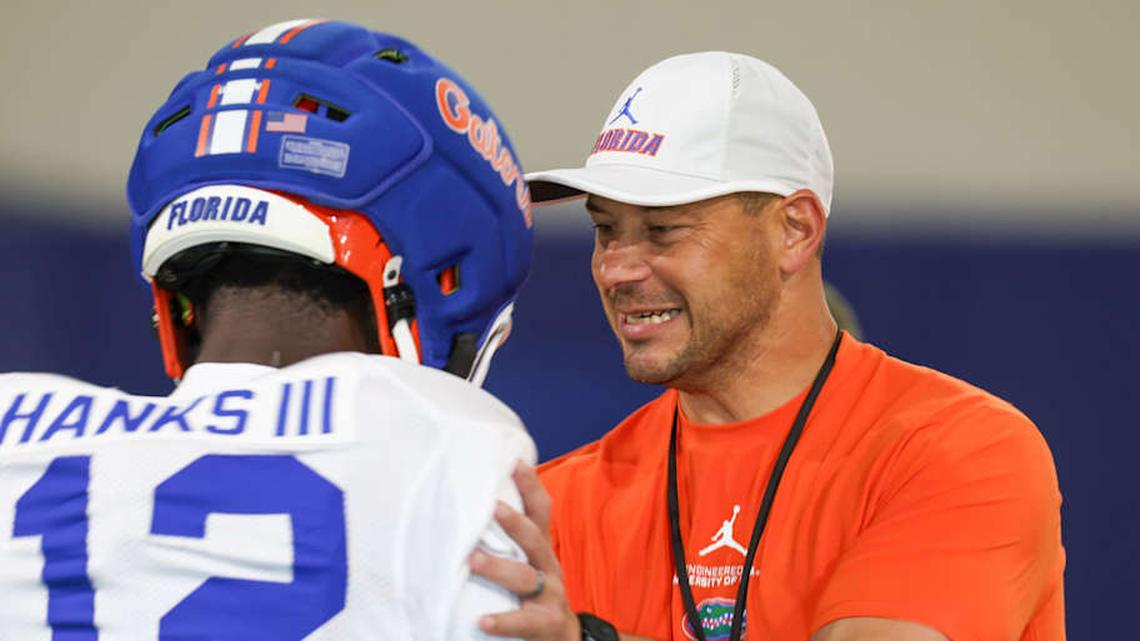 Florida head coach Jon Sumrall works with every position group throughout practice. | Alan Youngblood/Gainesville Sun / USA TODAY NETWORK via Imagn Images 