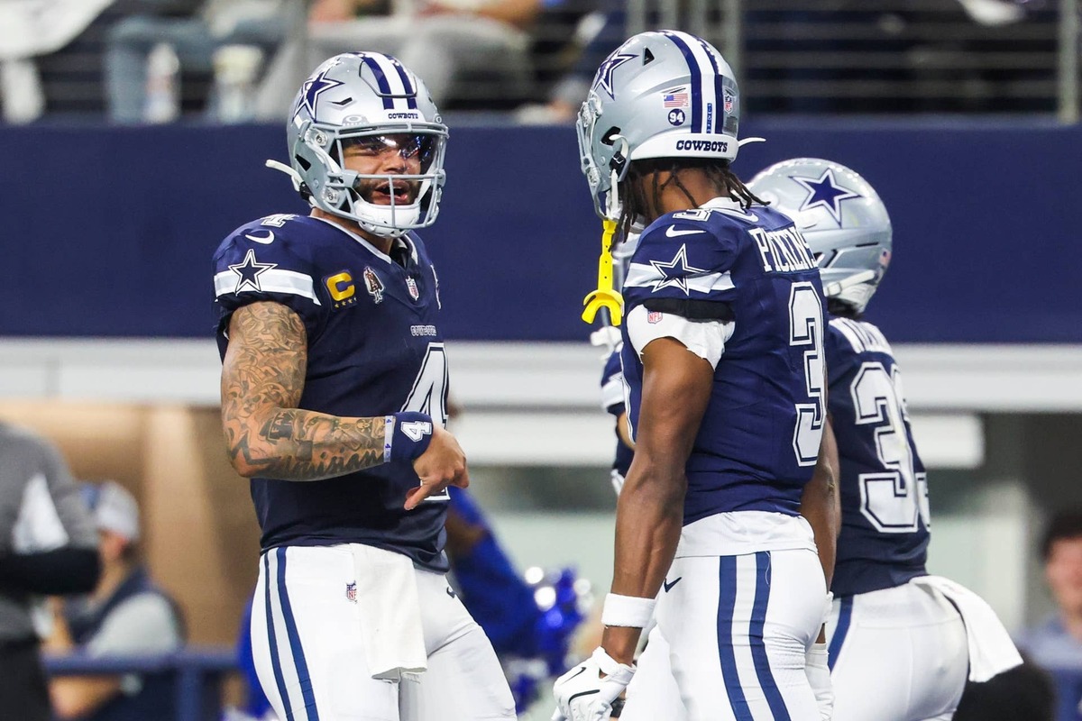  Dallas Cowboys quarterback Dak Prescott (4) celebrates with wide receiver George Pickens at AT&T Stadium. Kevin Jairaj-Imagn Images