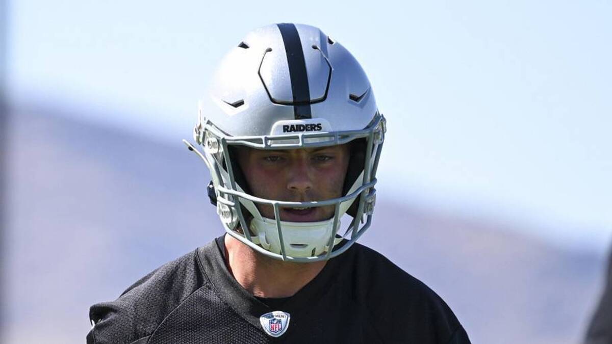  May 20, 2026; Henderson, NV, USA; Las Vegas Raiders tight end Brock Bowers (89) warms up during organized team activities at Intermountain Health Performance Center. Mandatory Credit: Candice Ward-Imagn Images | Candice Ward-Imagn Images 