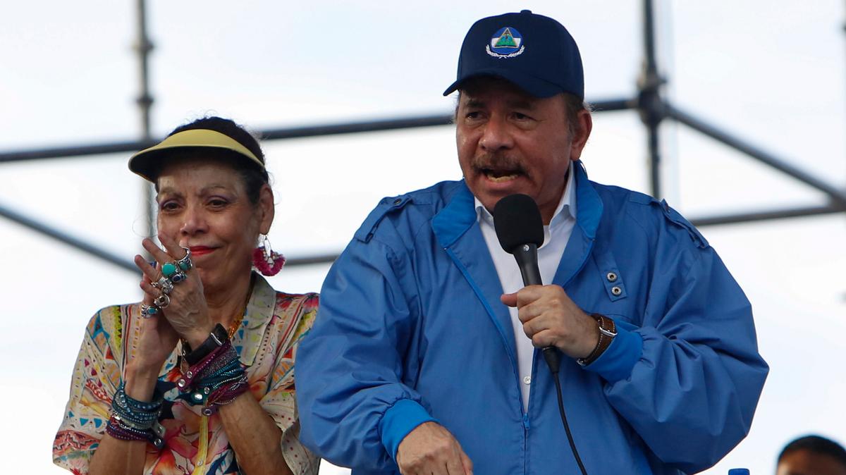 El presidente de Nicaragua, Daniel Ortega, habla a sus seguidores junto a su esposa y la vicepresidenta Rosario Murillo, en Managua, Nicaragua, el miércoles 29 de agosto de 2018.