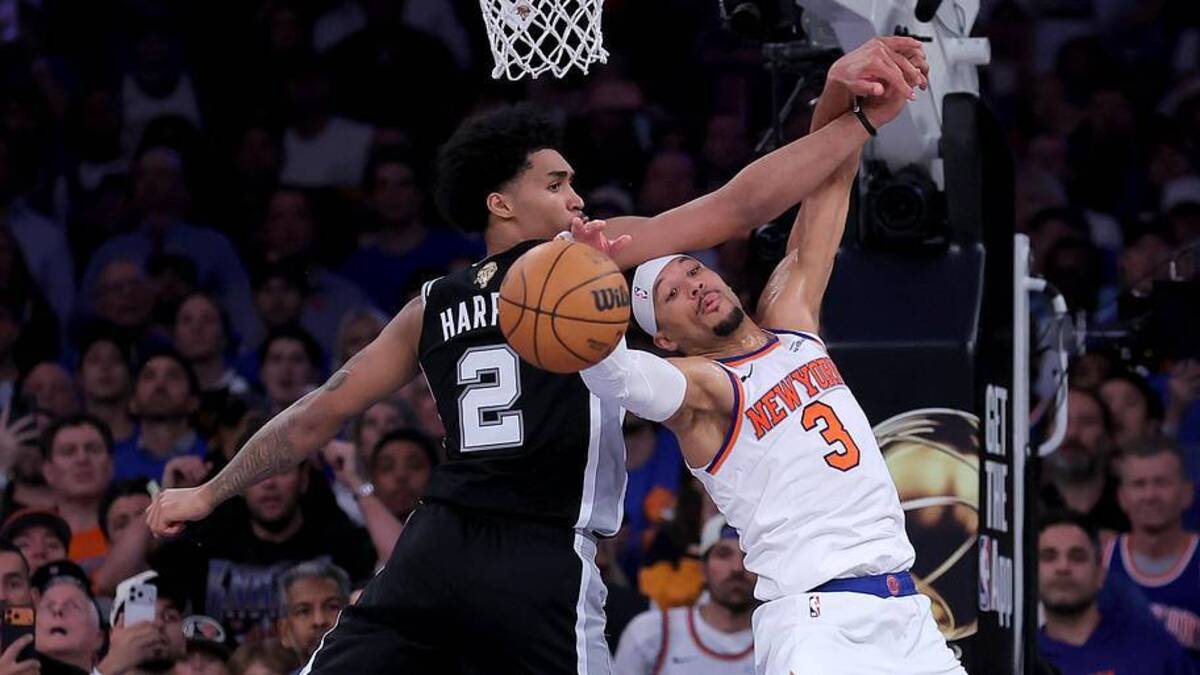  It wasn't as costly as De'Aaron Fox's late layup attempt, but Josh Hart bricked a fast-break layup attempt as the Knicks were down one late in the game. | Brad Penner-Imagn Images 