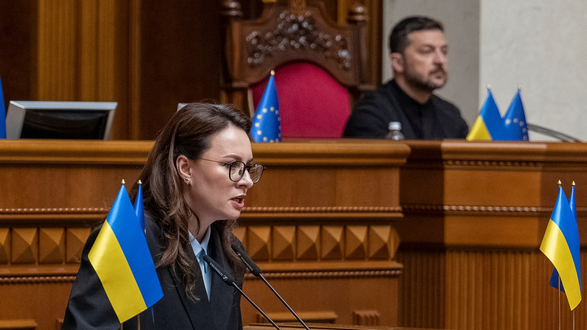 Newly appointed Ukrainian Prime Minister Yulia Svyrydenko attends a session of Ukrainian parliament as Ukrainian President Volodymyr Zelenskiy looks on, amid Russia's attack on Ukraine, in Kyiv, Ukraine July 17, 2025. REUTERS/Andrii Nesterenko