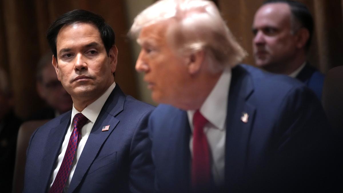 El secretario de Estado, Marco Rubio, escucha al presidente Donald Trump pronunciar un discurso durante una reunión del Gabinete en la Casa Blanca el 26 de febrero de 2025 en Washington.