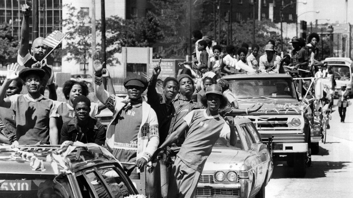 People celebrate in the Alba Homes neighborhood during the Bicentennial Parade on June 19, 1976, near 1324 S. Loomis Blvd. in Chicago. (Michael Budrys/Chicago Tribune/TNS)