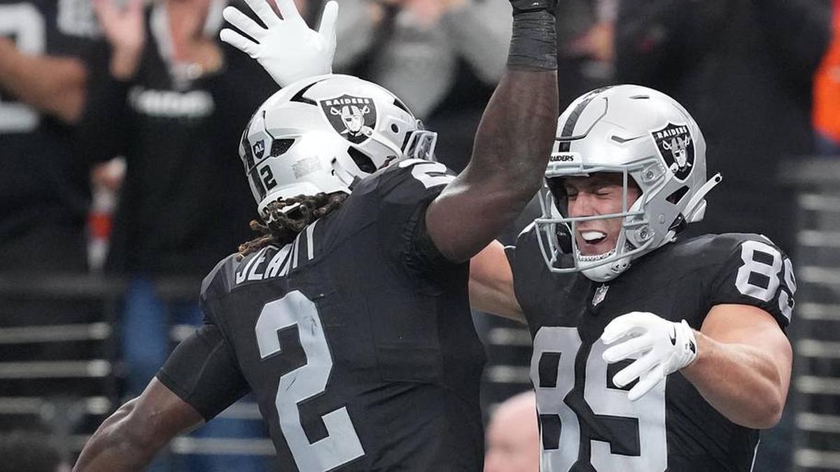  Dec 7, 2025; Paradise, Nevada, USA; Las Vegas Raiders tight end Brock Bowers (89) reacts with running back Ashton Jeanty (2) after catching a touchdown against the Denver Broncos during the first half at Allegiant Stadium. Mandatory Credit: Kirby Lee-Imagn Images | Kirby Lee-Imagn Images 