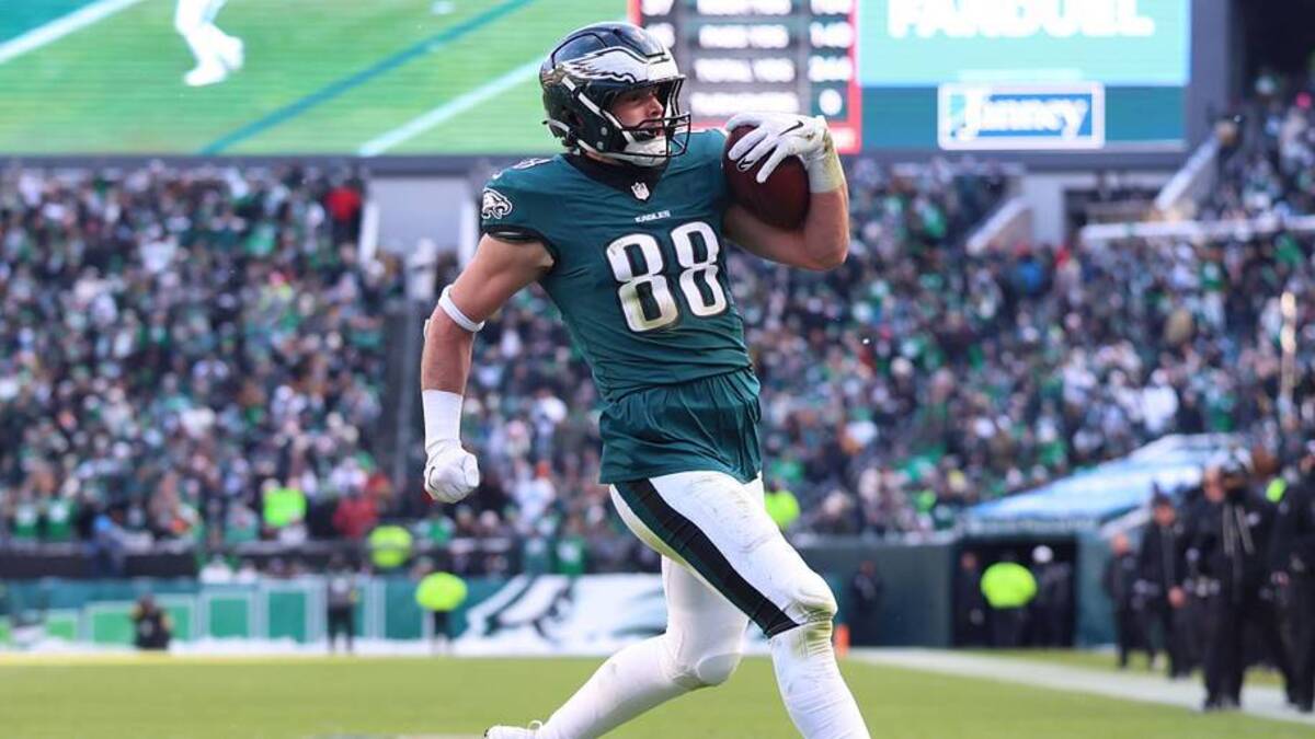  Philadelphia Eagles tight end Dallas Goedert (88) scores a touchdown during the third quarter against the Las Vegas Raiders at Lincoln Financial Field. | Bill Streicher-Imagn Images 