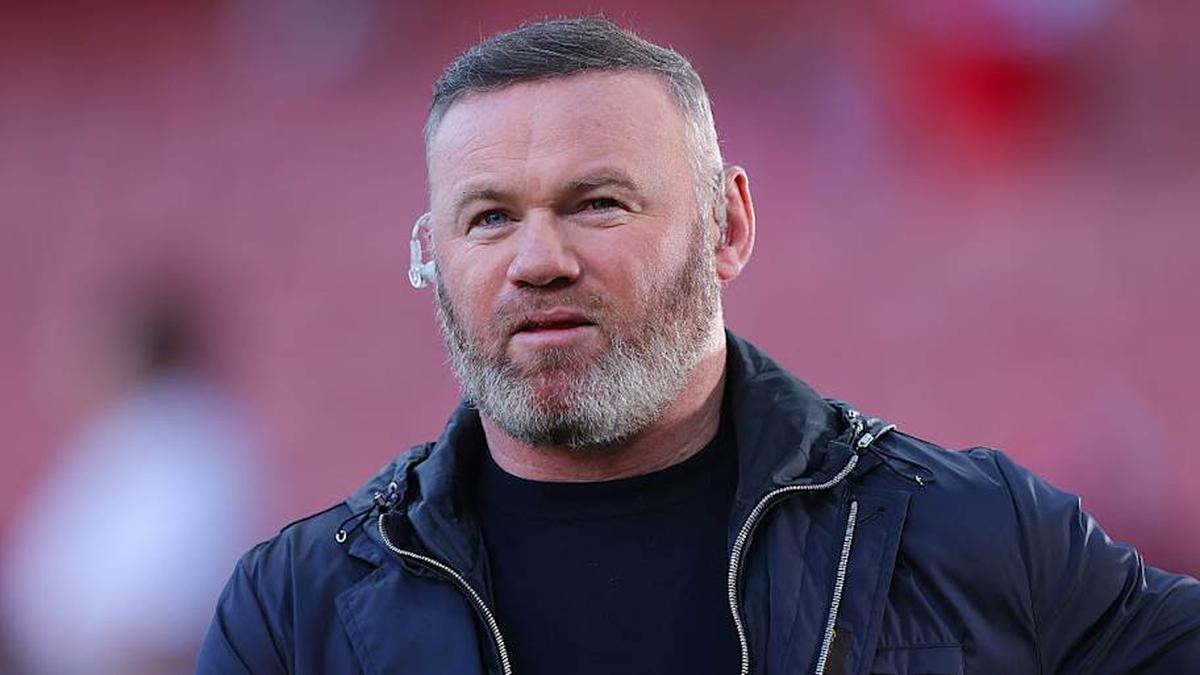  Wayne Rooney is not impressed with Mohamed Salah. | James Gill/Danehouse/Getty Images 