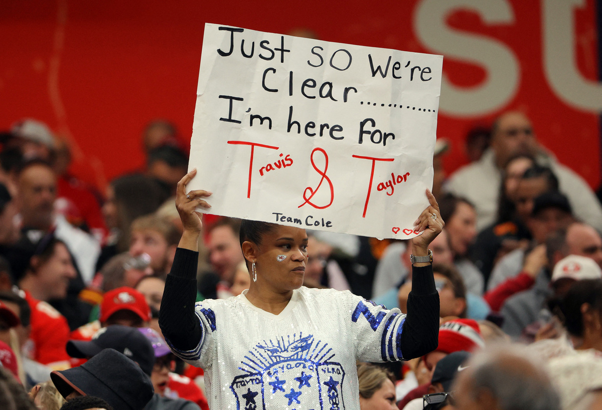 FILE PHOTO: Football - NFL - Super Bowl LVIII - Kansas City Chiefs v San Francisco 49ers - Allegiant Stadium, Las Vegas, Nevada, United States - February 11, 2024 A fan displays a sign in reference to Kansas City Chiefs' Travis Kelce and Taylor Swift before the game REUTERS/Brian Snyder/ File Photo