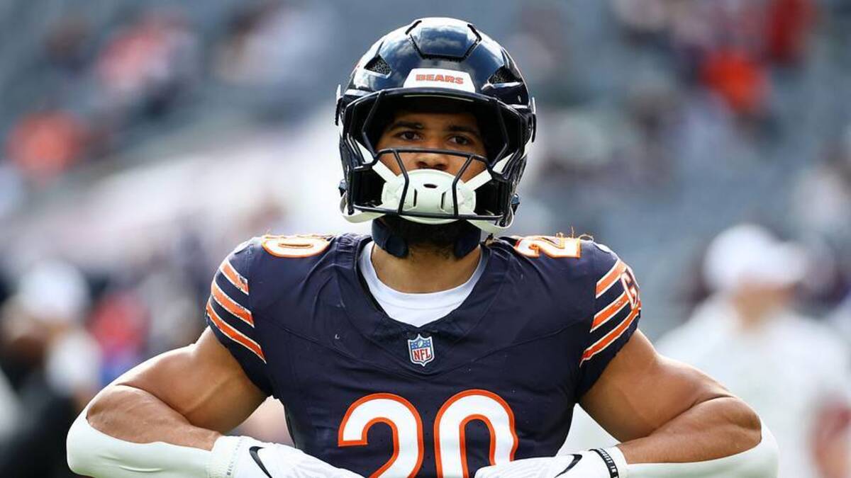  Nov 10, 2024; Chicago, Illinois, USA; Chicago Bears running back Travis Homer (20) practices before the game against the New England Patriots at Soldier Field. Mandatory Credit: Mike Dinovo-Imagn Images | Mike Dinovo-Imagn Images 