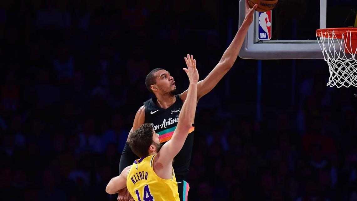 Victor Wembanyama's 25-point quarter sparks Spurs' rout of Lakers 