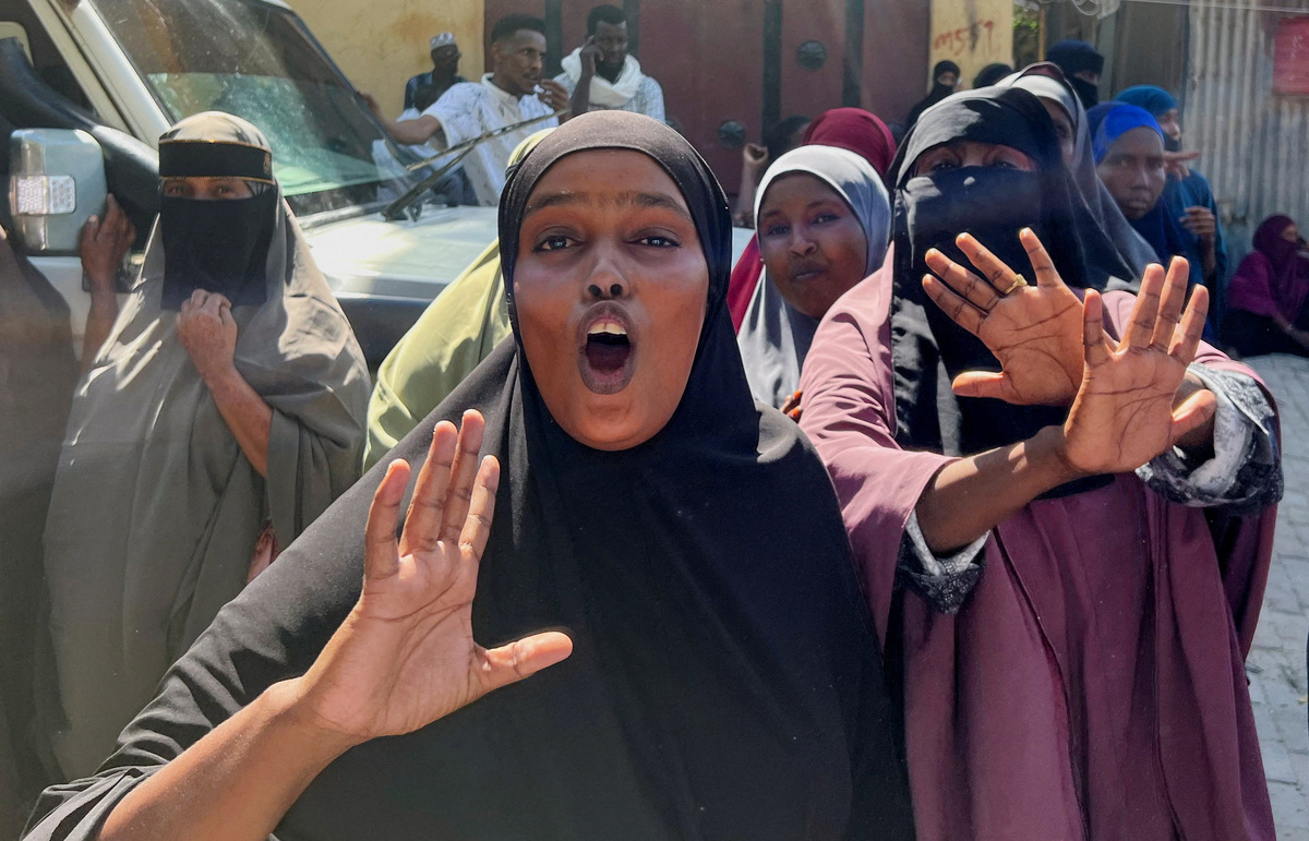 Somali women protest against Somalia's President Hassan Sheikh Mohamud over his decision to remain in office after his term expired last month, in Mogadishu, Somalia, June 4, 2026. Picture taken with a mobile phone. REUTERS/Feisal Omar