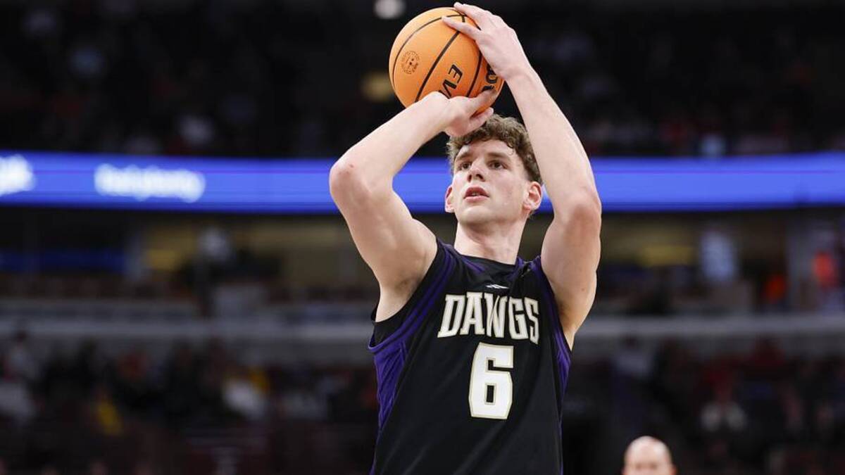  Mar 12, 2026; Chicago, IL, USA; Washington Huskies forward Hannes Steinbach (6) shoots a free throw against the Wisconsin Badgers during the first half at United Center. | Kamil Krzaczynski-Imagn Images 