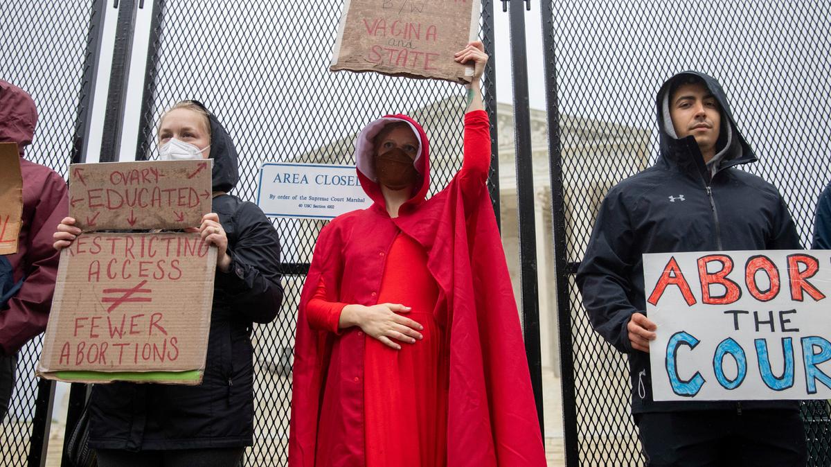 Un grupo de manifestantes por el derecho al aborto sostiene pancartas durante una movilización frente a la Corte Suprema de Estados Unidos, el sábado 7 de mayo de 2022, en Washington. (AP Foto/Amanda Andrade-Rhoades)