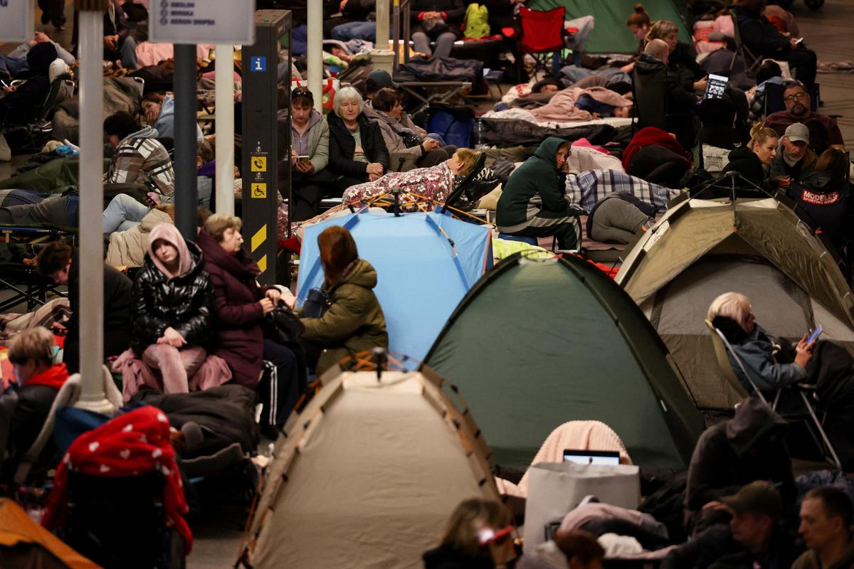 People take shelter inside a metro station during a Russian air strike, amid Russia's attack on Ukraine, in Kyiv, Ukraine, June 2, 2026. REUTERS/Alina Smutko