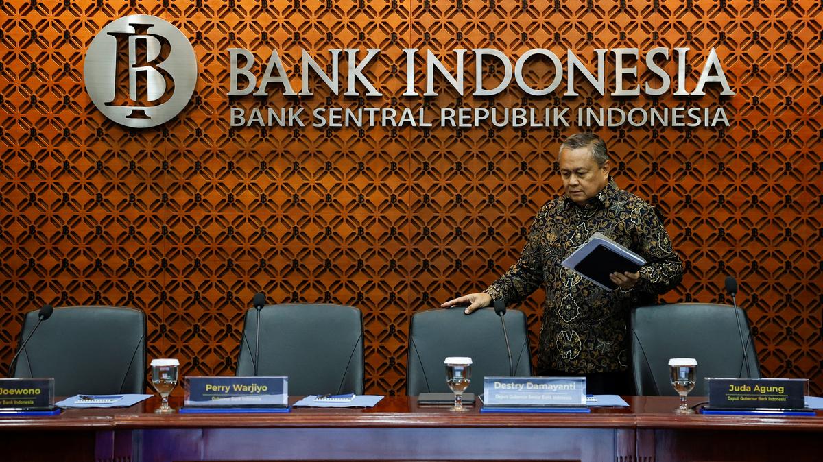 Indonesia's Central Bank Governor Perry Warjiyo arrives for a press conference along with his deputies, at Bank Indonesia's headquarters in Jakarta, Indonesia, January 15, 2025. REUTERS/Willy Kurniawan