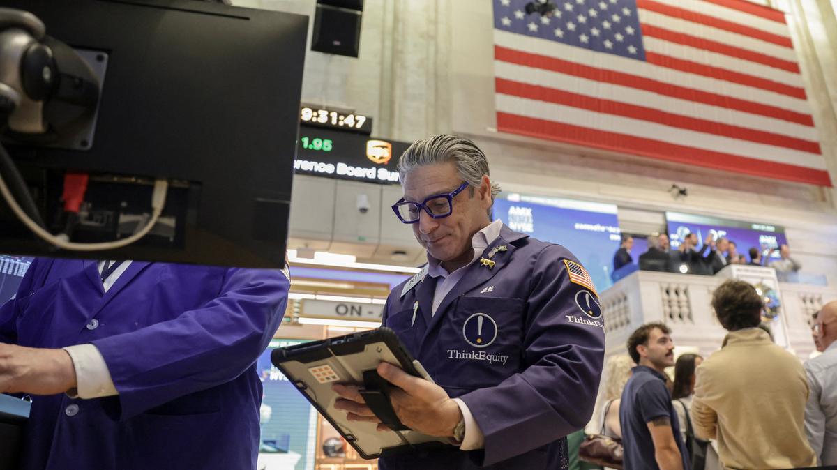 Traders work on the floor at the New York Stock Exchange (NYSE) in New York City, U.S., May 27, 2026. REUTERS/Jeenah Moon