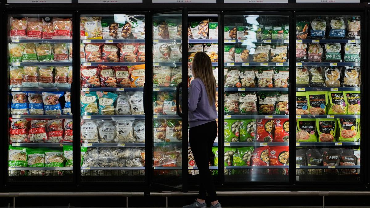 US Economy. File photo showing a shopper shopping at a grocery store in Schaumburg, Ill., Thursday, May 14, 2026. 