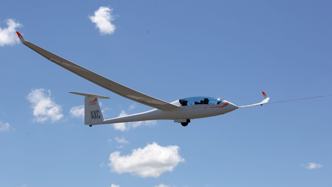 Pilot killed after 2 glider planes collide midair in upstate New York 