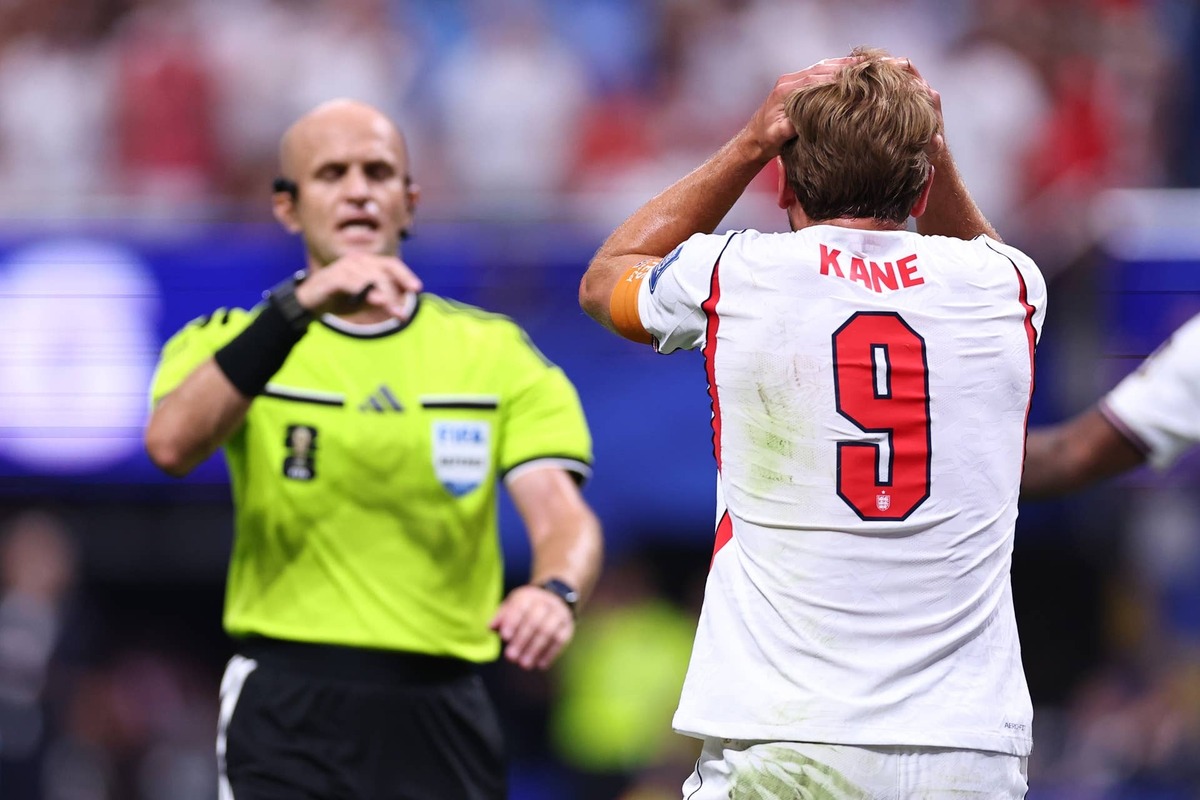  Harry Kane of England reacts toward Referee, Adham Mohammad Tumah Makhadmeh as he is denied a penalty during the FIFA World Cup 2026 Round Of 32 match between England and Congo DR at Atlanta Stadium on July 01, 2026 in Atlanta, Georgia. (Photo by Robbie Jay Barratt - AMA/Getty Images) Photo by Robbie Jay Barratt - AMA/Getty Images