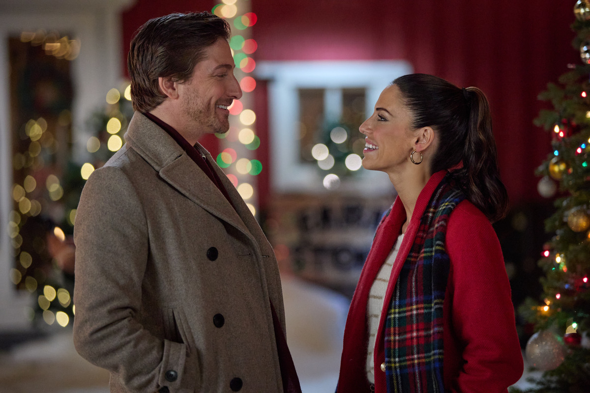 Daniel Lissing, Jessica Lowndes, Christmas Under Construction, 2026©2026 Hallmark Media/Photographer: Courtesy MPCA