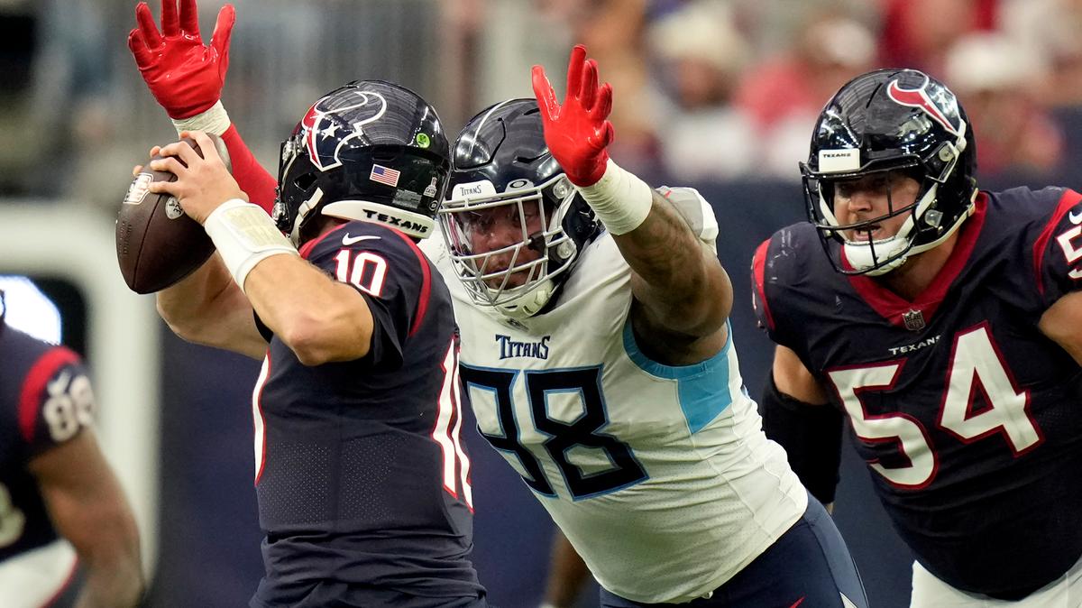 Tennessee Titans defensive tackle Jeffery Simmons (98) closes in on Houston Texans quarterback Davis Mills (10) for a 12-yard sack during the second half of an NFL football game Sunday, Oct. 30, 2022, in Houston. (AP Photo/Eric Christian Smith)