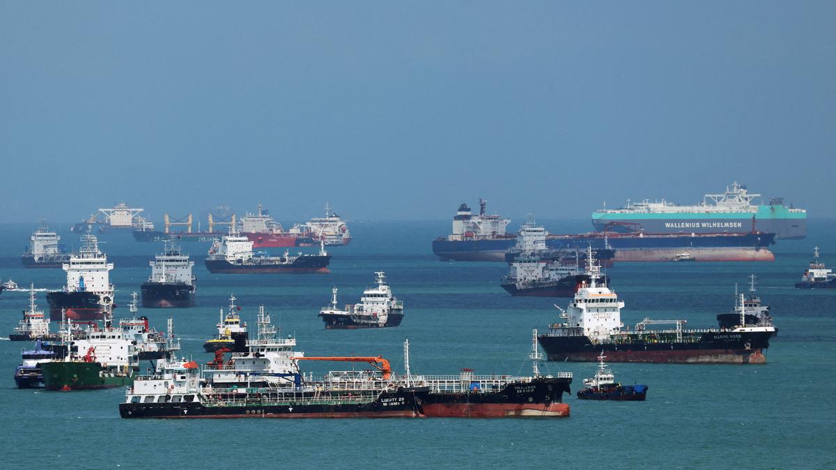 FILE PHOTO: Oil tankers in the Singapore Strait in Singapore March 17, 2026. REUTERS/Edgar Su/File Photo