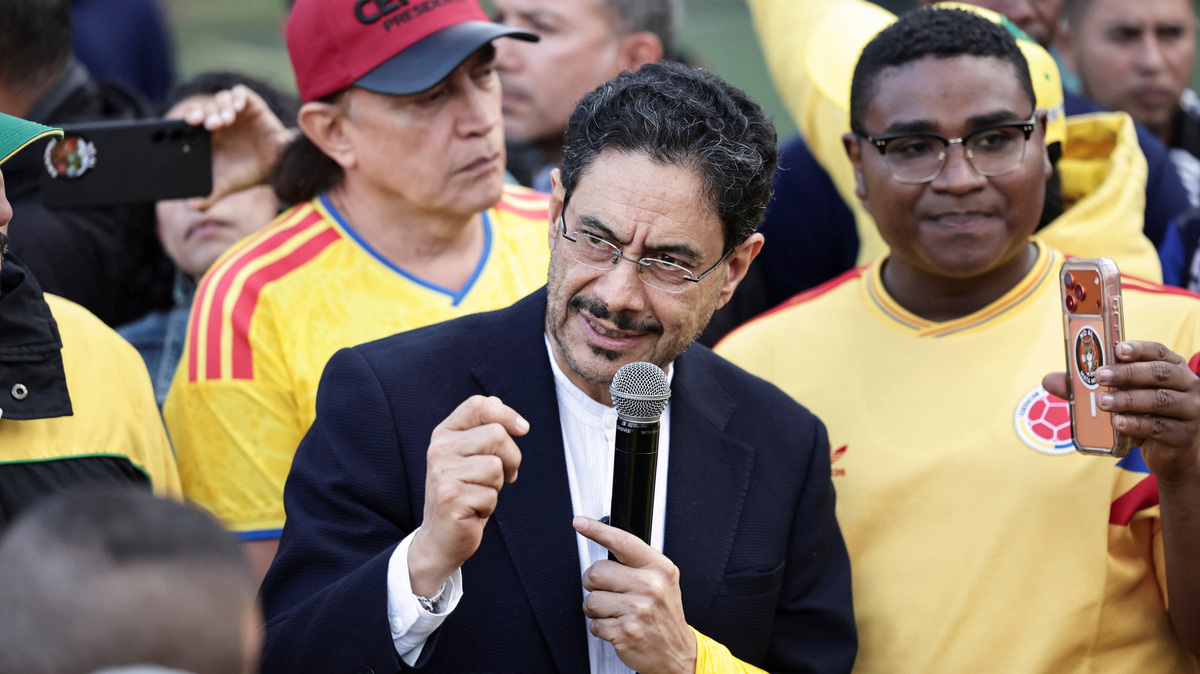 Colombian presidential candidate Ivan Cepeda of the Historic Pact party speaks during a campaign event with leaders of Colombian football fan groups, ahead of the presidential runoff election, in Bogota, Colombia, June 4, 2026. REUTERS/Jose Vargas