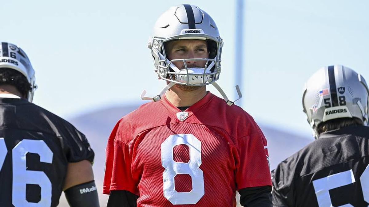  May 20, 2026; Henderson, NV, USA; Las Vegas Raiders quarterback Kirk Cousins (8) warms up during organized team activities at Intermountain Health Performance Center. Mandatory Credit: Candice Ward-Imagn Images | Candice Ward-Imagn Images 