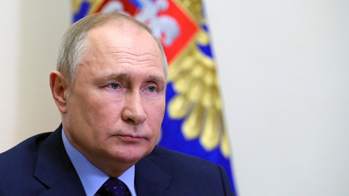 El presidente ruso Vladimir Putin dirige una reunión del Consejo de Seguridad por videoconferencia en la residencia de Novo-Ogaryovo en las afueras de Moscú, jueves 7 de abril de 2022. (Mikhail Klimentyev, Sputnik, Kremlin Pool Photo via AP)