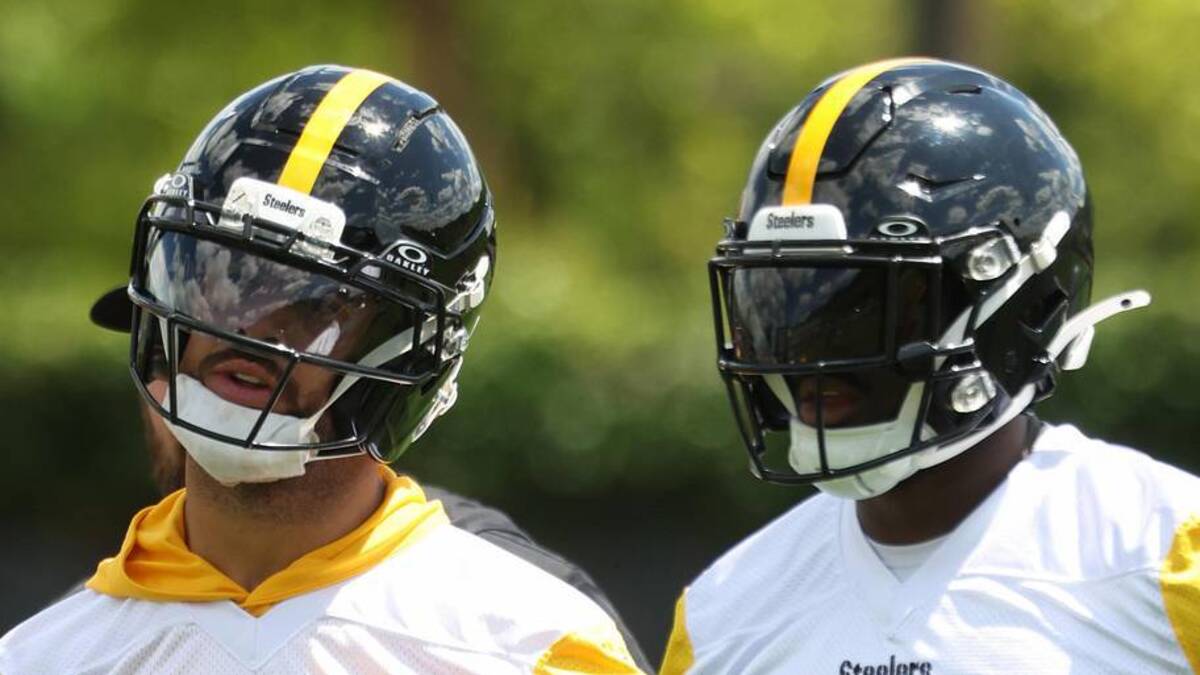  May 28, 2026; Pittsburgh, PA, USA; Pittsburgh Steelers wide receiver Michael Pittman Jr. (11) and DK Metcalf (4) participate in OTA drills at the UPMC Rooney Sports Complex. | Charles LeClaire-Imagn Images 
