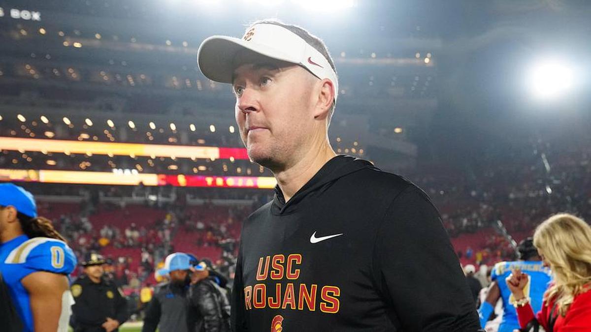  Nov 29, 2025; Los Angeles, California, USA; Southern California Trojans head coach Lincoln Riley reacts after the game against the UCLA Bruins at United Airlines Field at Los Angeles Memorial Coliseum. Mandatory Credit: Kirby Lee-Imagn Images | Kirby Lee-Imagn Images 