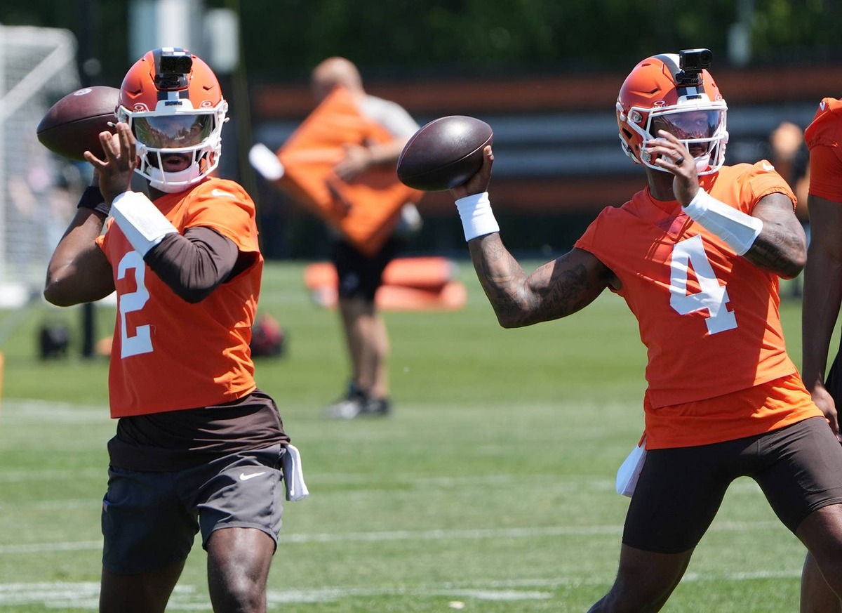 Cleveland Browns quarterbacks Shedeur Sanders and Deshaun Watson take part in a passing drill during team OTAs at CrossCountry Mortgage Campus of the Cleveland Browns in Berea, Ohio on June 2, 2026. 
